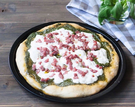 Pizza con pesto, burrata e cubetti di salame croccanti