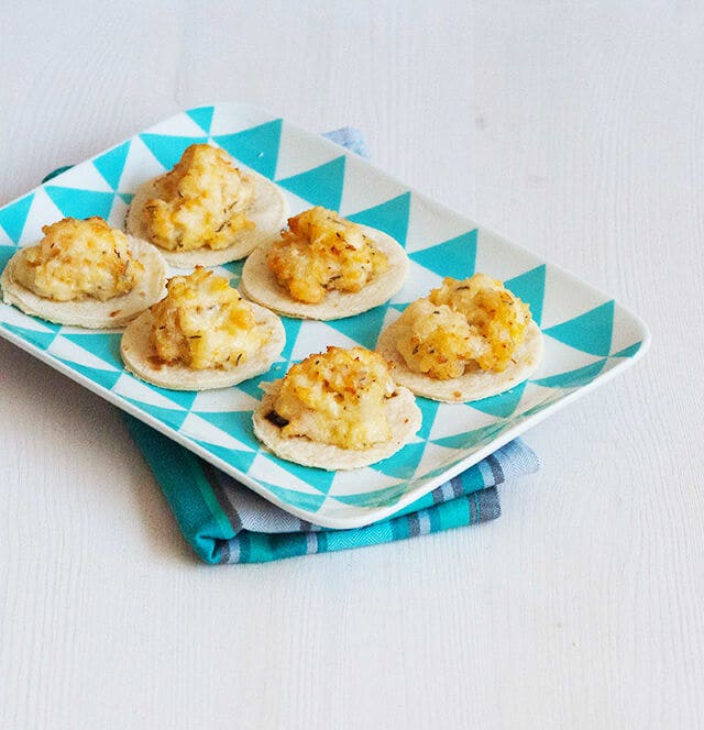 Tartine con gamberetti e maionese