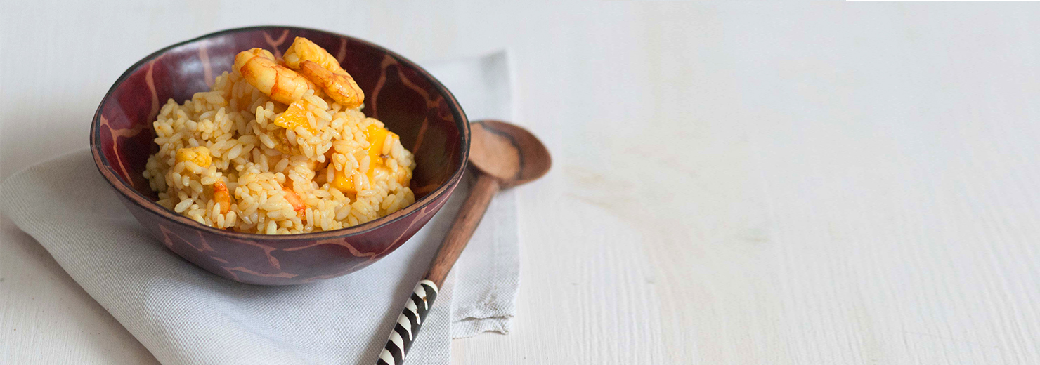 Insalata di riso con code di gambero, mango e curry
